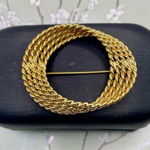 Vintage Signed Monet Gold Tone Twisted Rope Oval Brooch Pin
